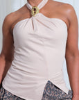 Blusa Cuello Tortuga con Accesorio Dorado Casual - Beige