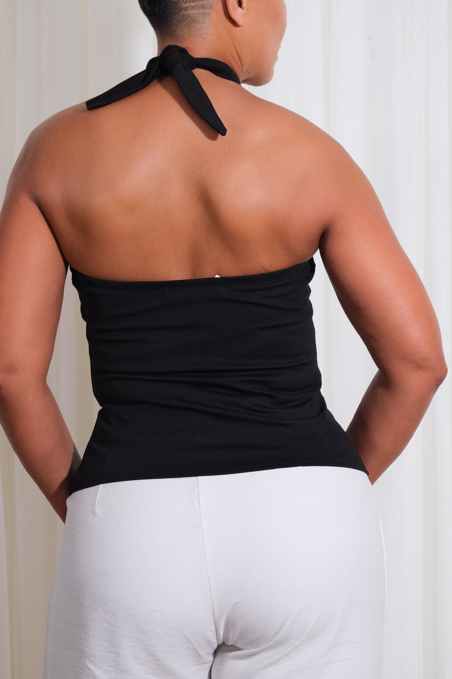 Blusa Cuello Tortuga con Accesorio Dorado Casual - Negro