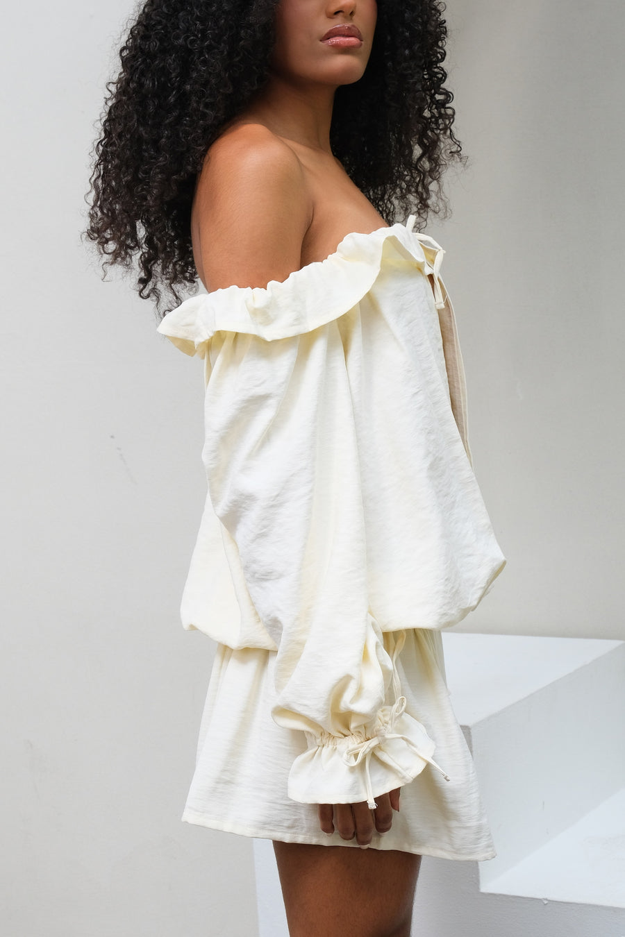 Vestido cuello bandeja abertura frontal manga larga casual - blanco hueso
