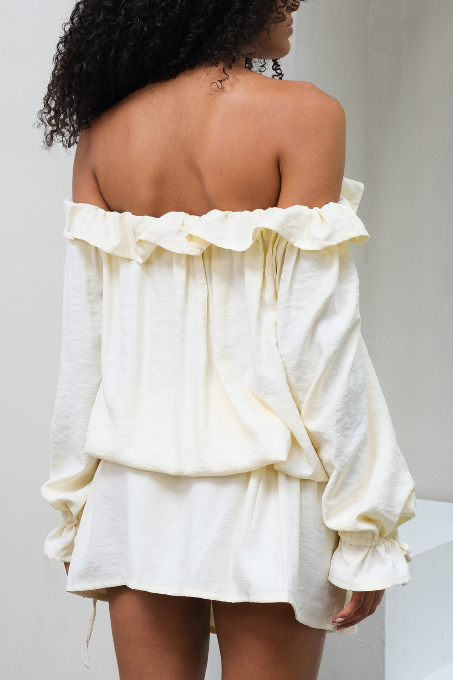 Vestido cuello bandeja abertura frontal manga larga casual - blanco hueso