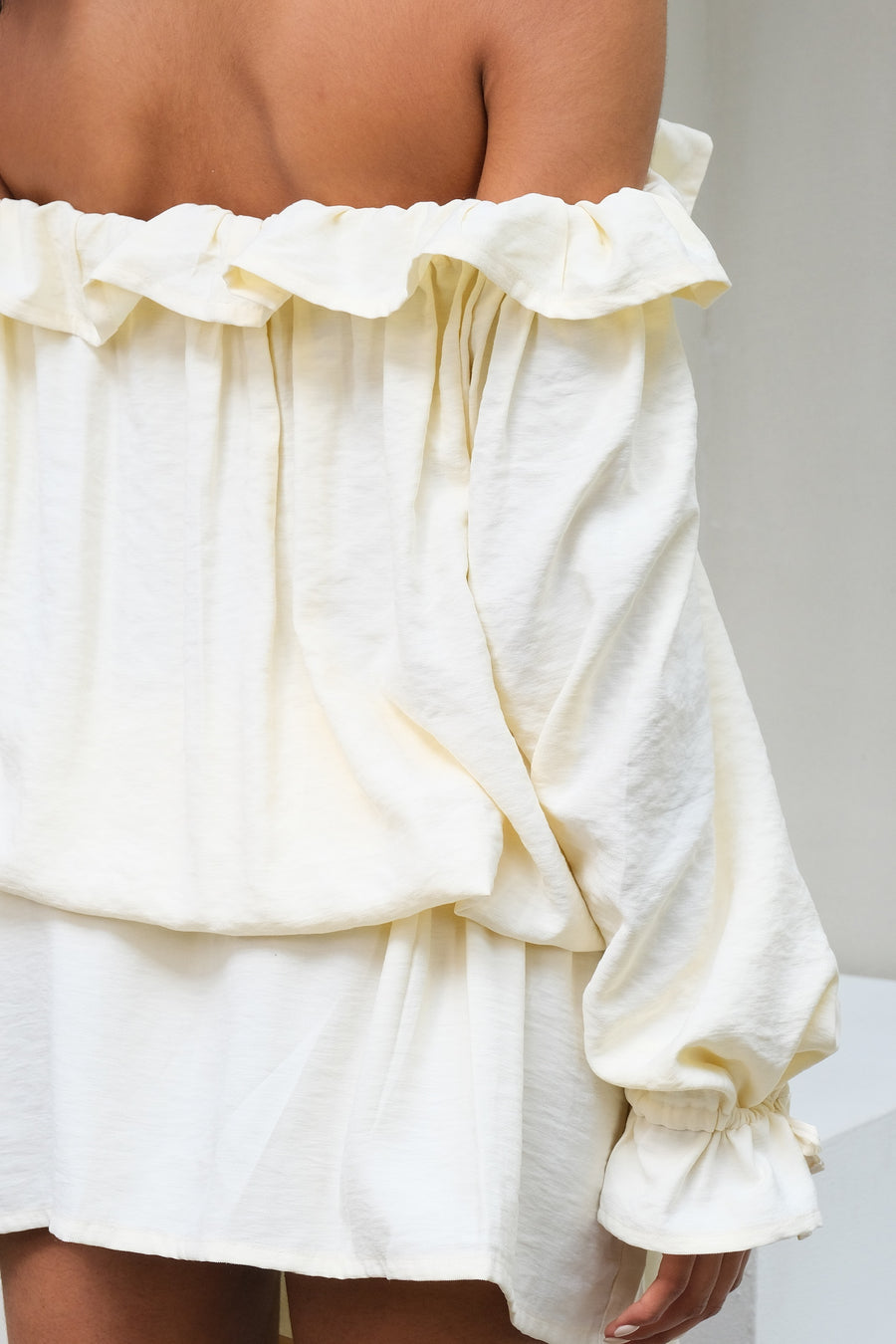 Vestido cuello bandeja abertura frontal manga larga casual - blanco hueso
