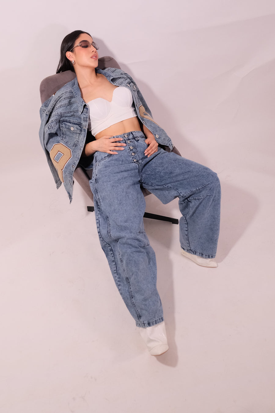 Pantalon denim pinzas cinco botones casual