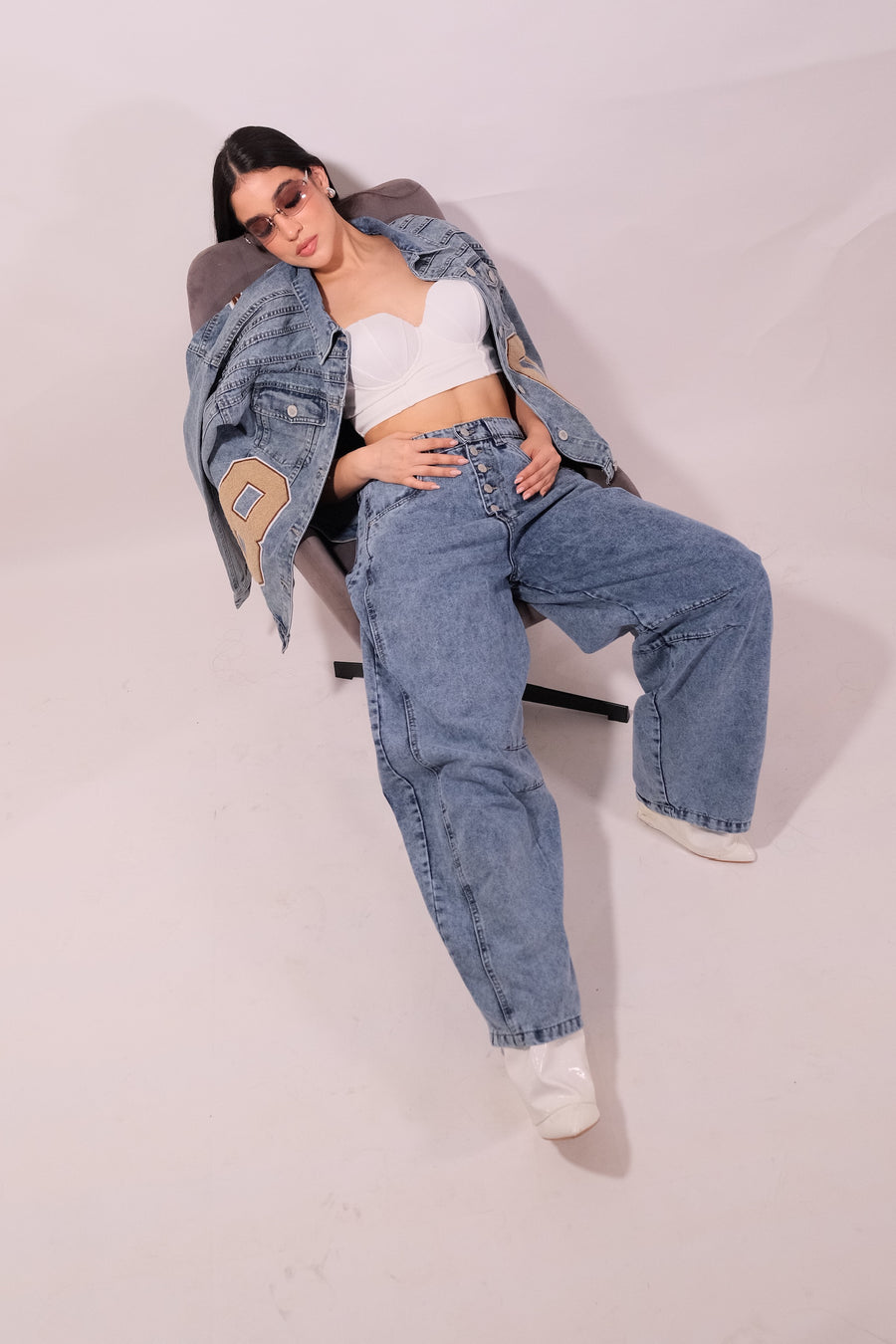 Pantalon denim pinzas cinco botones casual