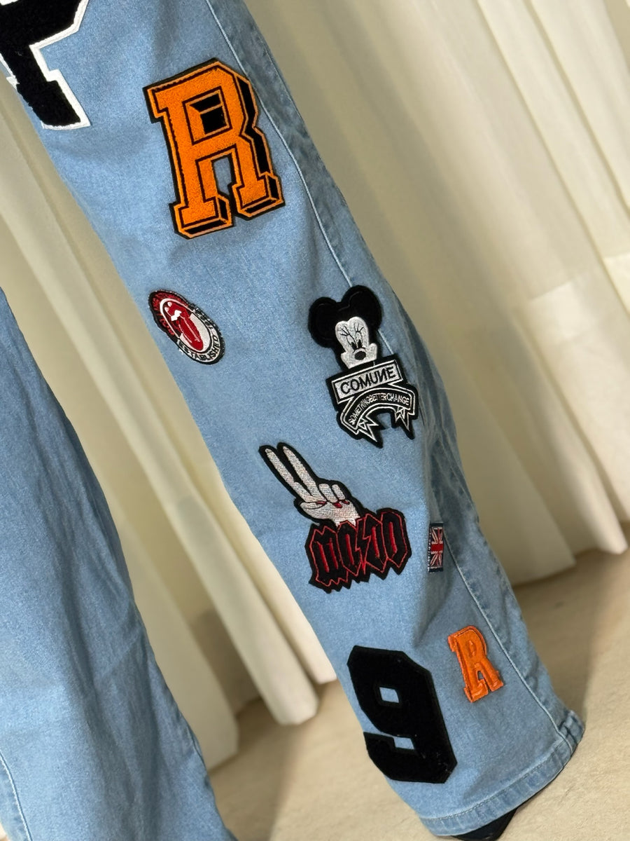 Jean  bota recta Logo apliques letras casual - Azul Claro