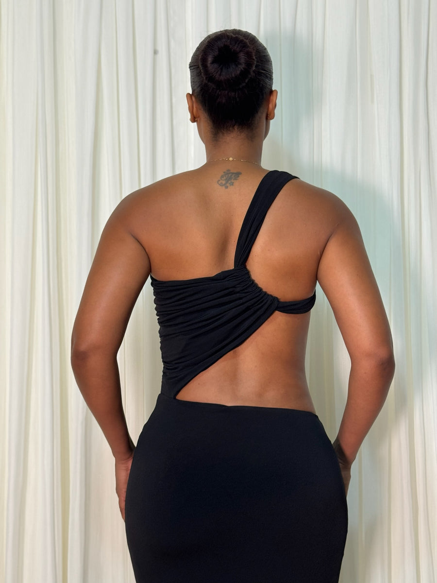 Vestido maxi drapeado una manga solapa surcida en cadera- casual - Negro