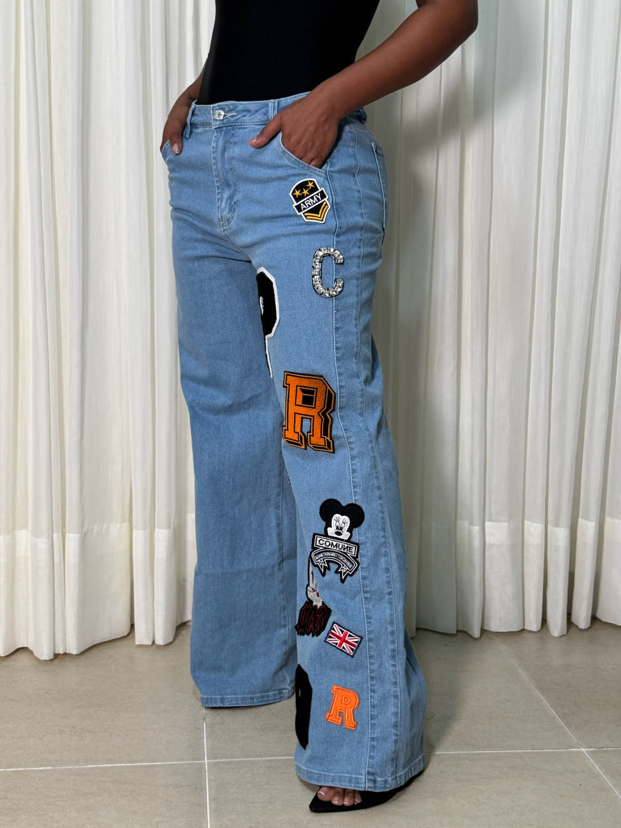 Jean  bota recta Logo apliques letras casual - Azul Claro